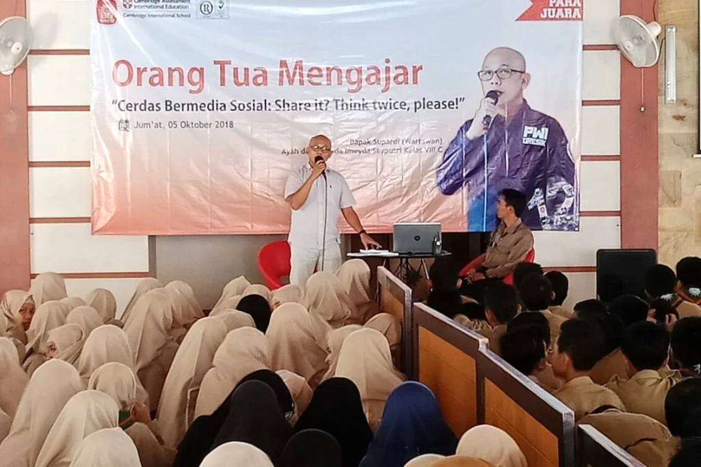 Orangtua Mengajar di SMPM 12 GKB: Tabuh Genderang Perang pada Hoax