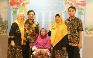 Almarhumah Agustine di Mata Putranya: Tak Pernah Lelah Ingatkan Shalat