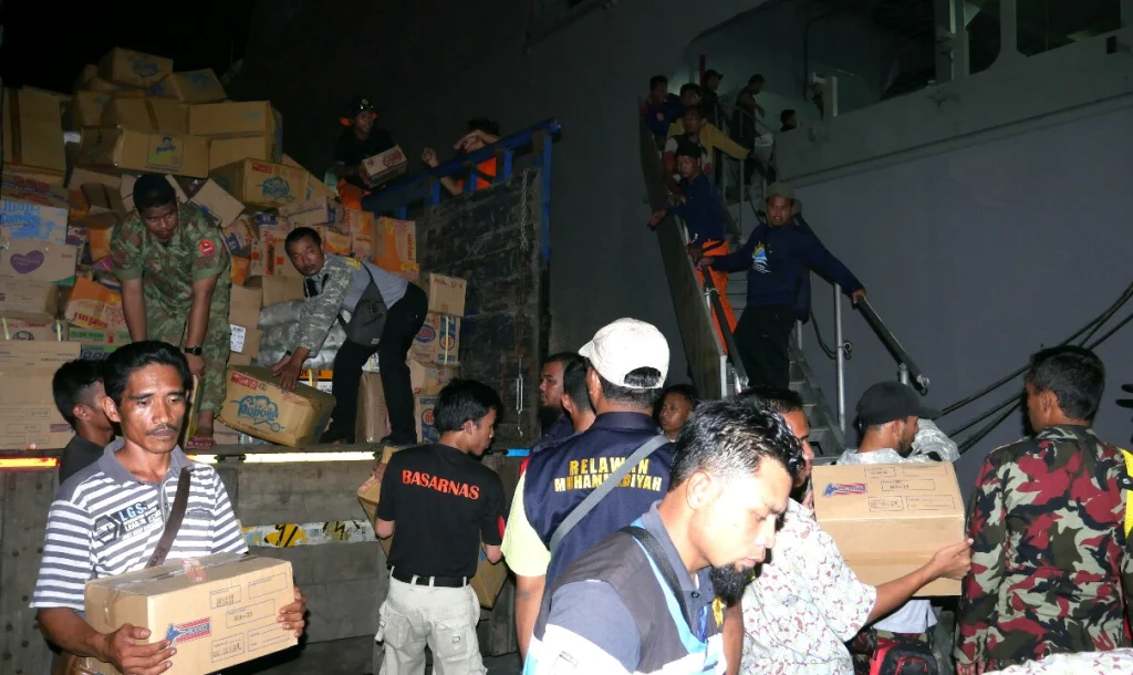 Melalui KRI Surabaya 591, Muhammadiyah Jatim Kirim 20 Ton Bantuan Logistik ke Palu