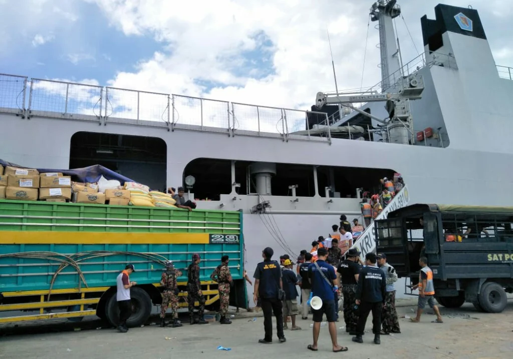 Tiba di Pelabuhan Pantoloan Palu, 20 Ton Bantuan Logistik  Muhammadiyah Jatim yang Diangkut KRI Surabaya 591 Siap Didistribusikan
