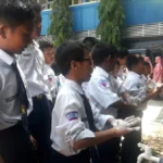 Saat Siswa-Siswi Ini Antre Praktikkan Cuci Tangan Pakai Sabun