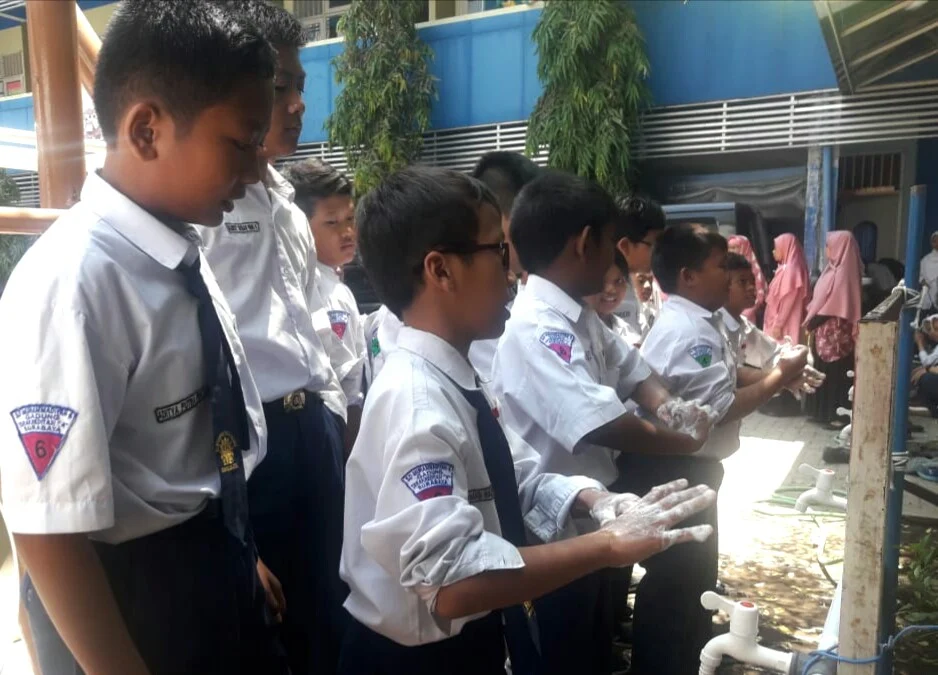 Saat Siswa-Siswi Ini Antre Praktikkan Cuci Tangan Pakai Sabun