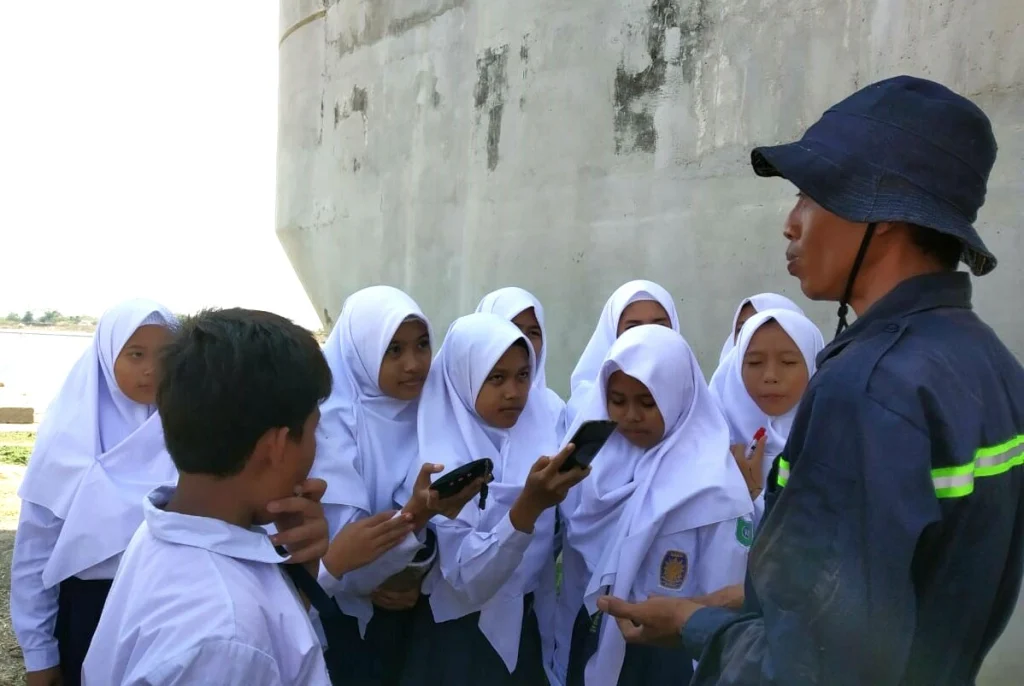 Saat SMP Mulia Belajar Langsung di Bendung Gerak Sembayat
