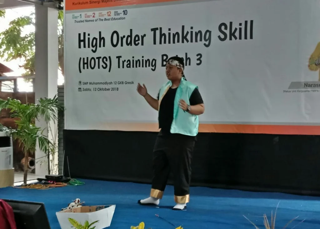 Ada Dayang Sumbi dan Sangkuriang Sekaligus pada Diri Zulfikar dalam HOTS Training Batch 3 di SMPM 12 GKB