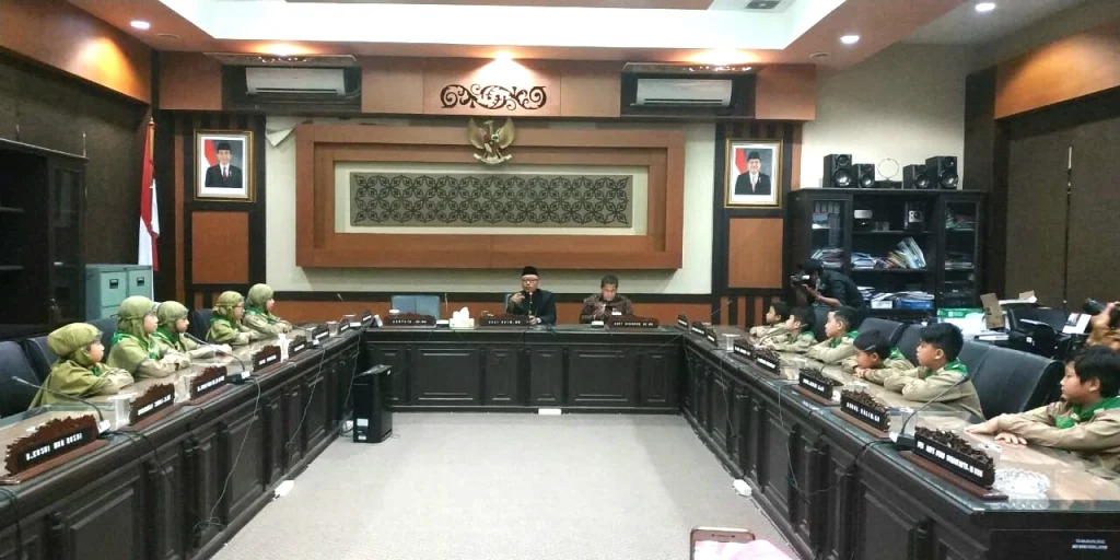 Siswa SD Ini Berkunjung ke DPRD Melihat Kerja Politisi