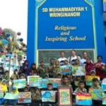 Jurinya Mahasiswa Aktivis Lingkungan Belanda: Lomba Lukis Poster Bertema ‘Sungai’ di SD Muhammadiyah 1 Wringinanom Gresik