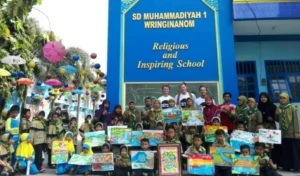 Jurinya Mahasiswa Aktivis Lingkungan Belanda: Lomba Lukis Poster Bertema ‘Sungai’ di SD Muhammadiyah 1 Wringinanom Gresik