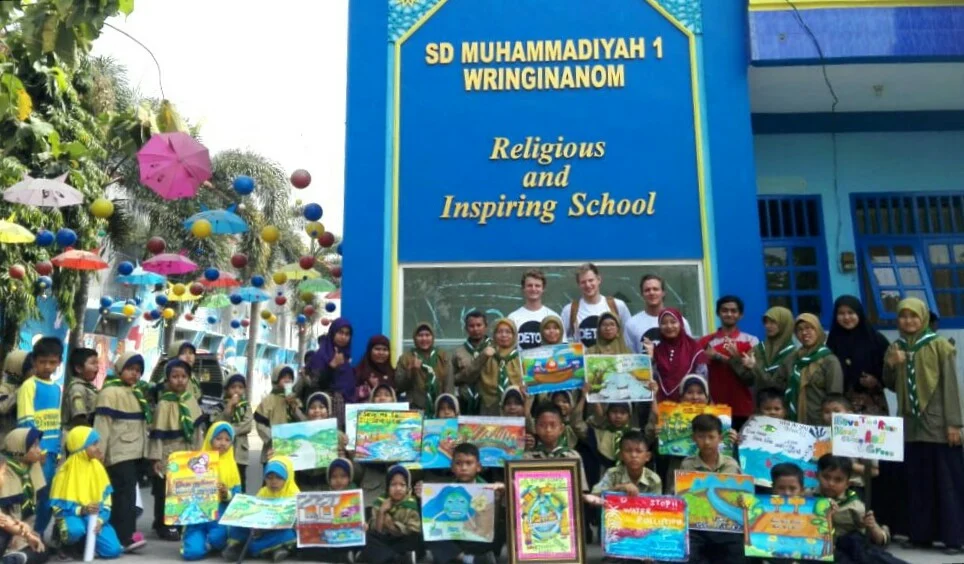 Jurinya Mahasiswa Aktivis Lingkungan Belanda: Lomba Lukis Poster Bertema ‘Sungai’ di SD Muhammadiyah 1 Wringinanom Gresik