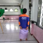 Tak Ada Sarung Mukena pun Jadi, Relawan Muhammadiyah Yang Shalat Darurat di Palu