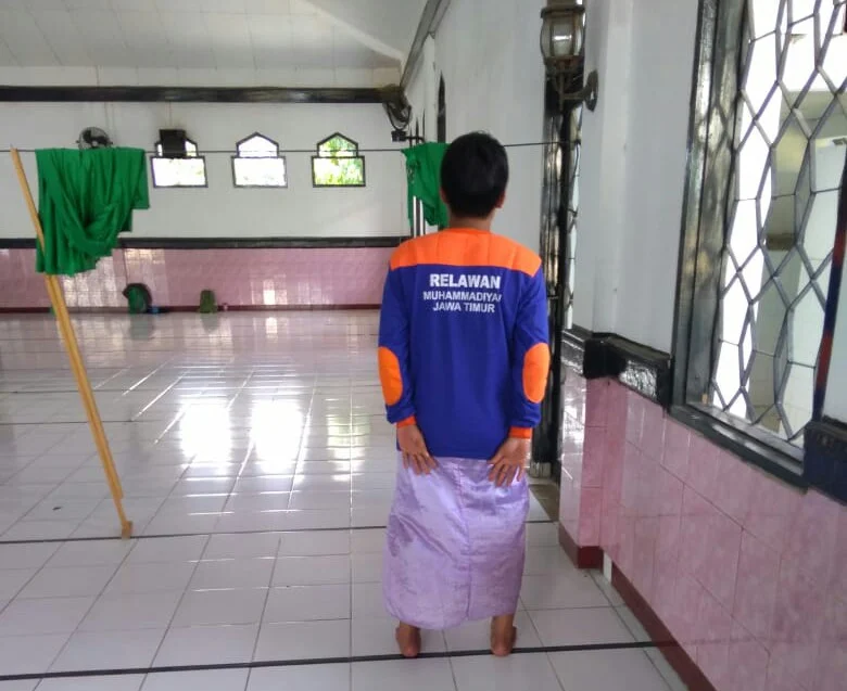 Tak Ada Sarung Mukena pun Jadi, Relawan Muhammadiyah Yang Shalat Darurat di Palu