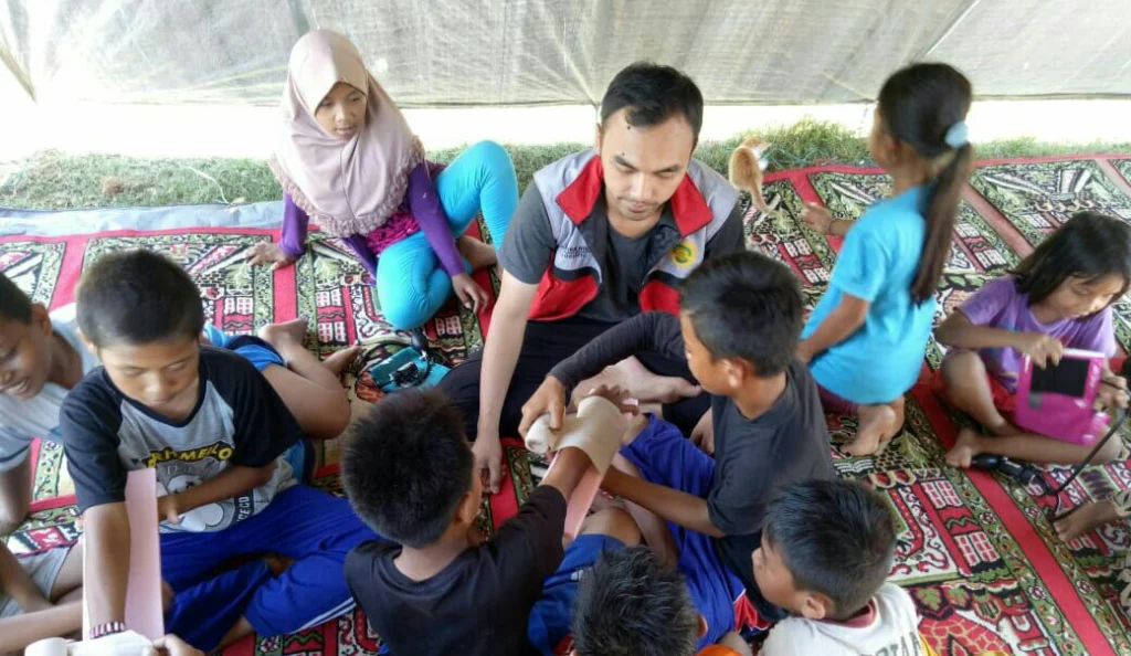 Relawan Muhammadiyah Ajari Cara Tolong Kasus Patah Tulang pada Korban Gempa