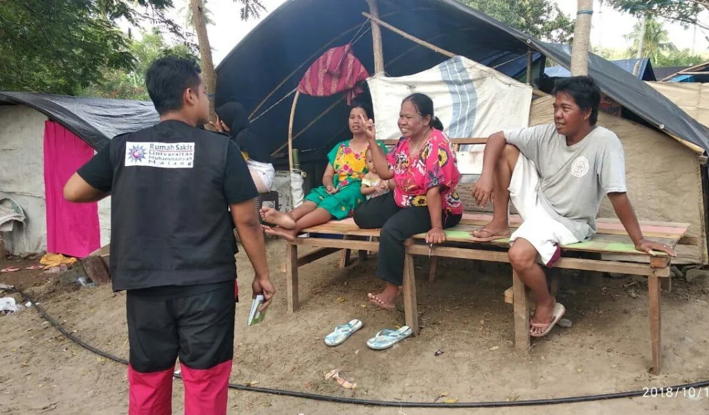 Mengobati sambil Memberi Penyuluhan, Kerja Relawan Medis Muhammadiyah di Tenda-Tenda Pengungsi Gempa Palu