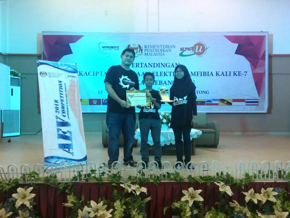 SDM 1 Babat Raih Juara Reka Bentuk ‘Kenderaan Elektrik Amfibia’ di Malaysia