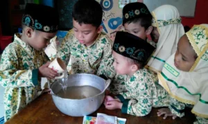 Senangnya Para Siswa TK Aisyiyah 36 PPI Bikin Kue bersama Guru dan Teman