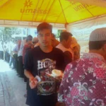 Bubaran Shalat, Antre dengan Rapi di Warung Jumat B41K Lazismu