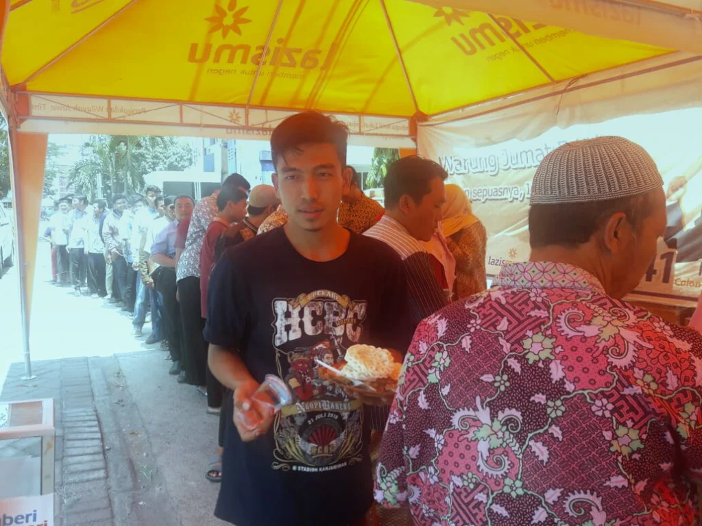 Bubaran Shalat, Antre dengan Rapi di Warung Jumat B41K Lazismu