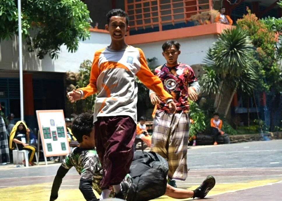 Bulan Bahasa di Smamsatu: Futsal Bersarung yang Kalah Bikin Pantun
