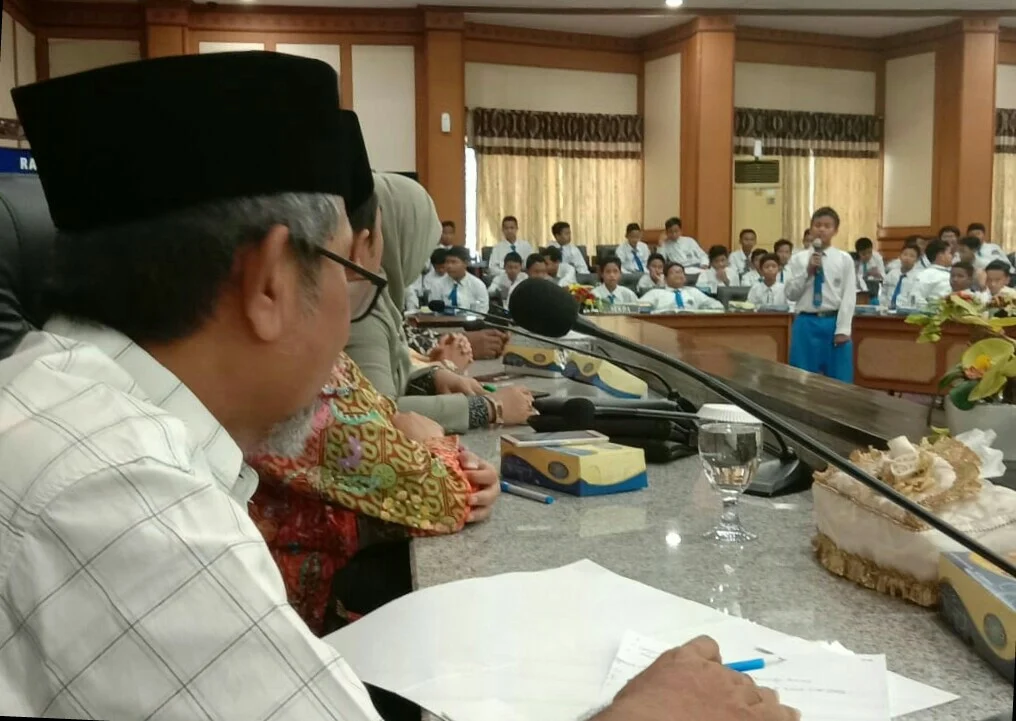 ‘Geruduk’ DPRD, 219 Siswa SMPM 12 GKB Gali Informasi tentang Wakil Rakyat