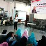Tak Mau Kalah dengan Guru, Begini Gaya Manager PLN Mengajar Siswa SMPM 12 GKB