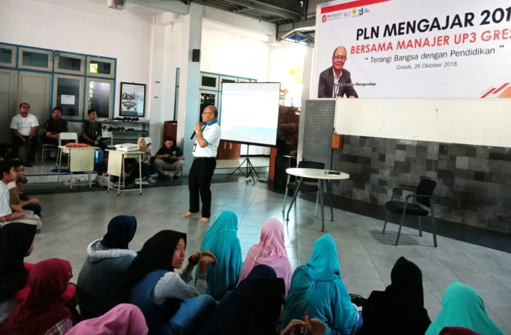 Tak Mau Kalah dengan Guru, Begini Gaya Manager PLN Mengajar Siswa SMPM 12 GKB