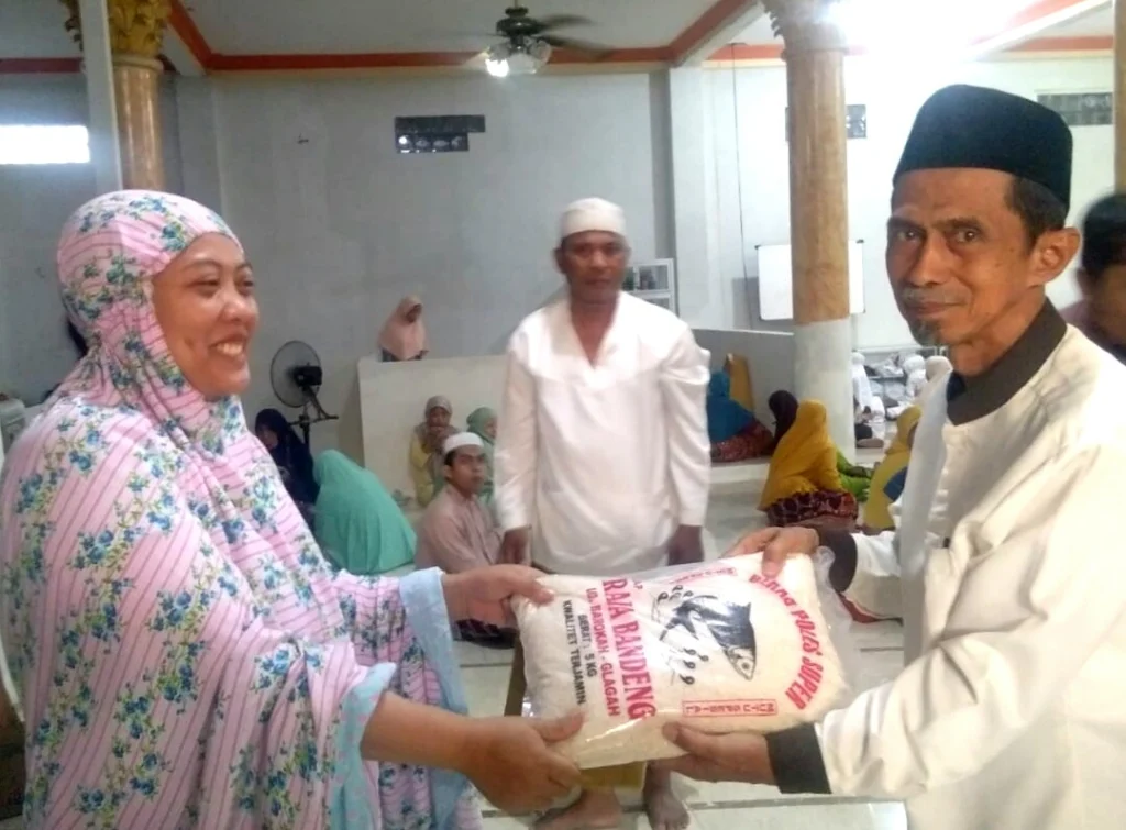 Habis Shalat Subuh Berjamaah Dapat Susu, Sarapan, dan Beras 5 Kg