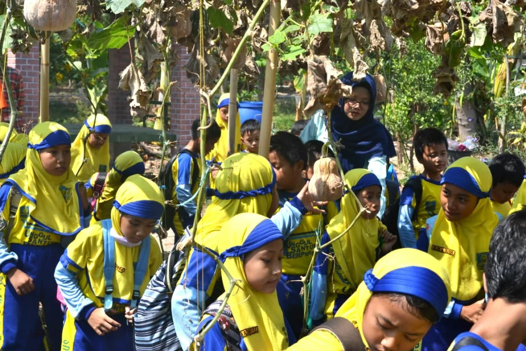 SD Muhammadiyah 18 Surabaya Kunjungi Lahan Pertanian Agroteknologi UPN Veteran Jawa Timur