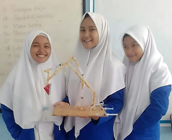 Inilah Replika Ekskavator Karya Siswa  Smamdiga