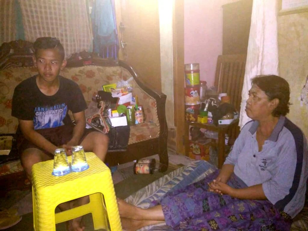 Kisah Perjuangan Rulan Merawat Ibunya Yang Sakit, Bertekad Sekolah Lagi