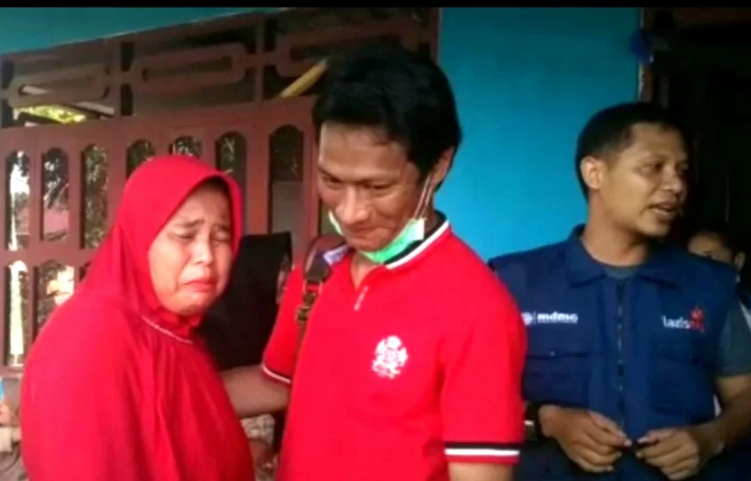 Tangisan Mama Hijrah saat Ditinggal Pulang Relawan Medis Muhammadiyah