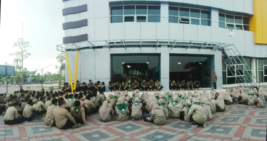 Saat Para Siswa Smamio Mencari Arah Mata Angin