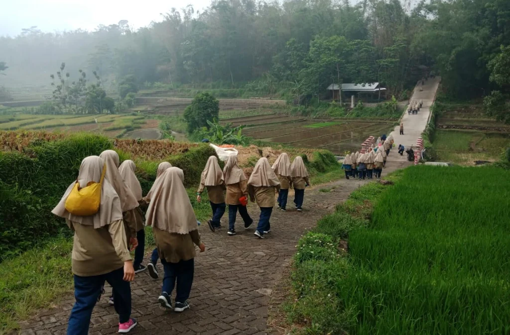 Asyiknya Siswa-Siswi Ini Tracking Susuri Penanggungan