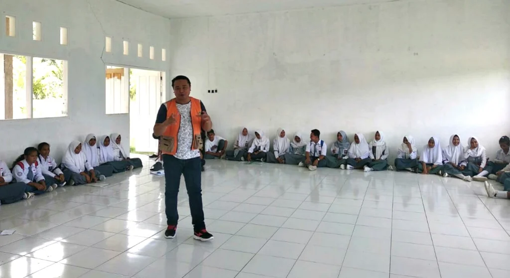 Relawan Medis Muhammadiyah Berikan 6 Tips Pencegahan Penyakit Kulit Pascabencana pada Pelajar Sigi