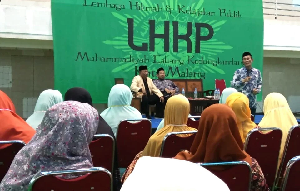 Ketika Pembicara Ajak Peserta Serasehan Beres-Beres Kursi Praktikkan Materi Manajemen Organisasi