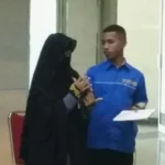 Seorang Wanita Bercadar Pimpin Nyanyikan Lagu Kebangsaan Indonesia Raya