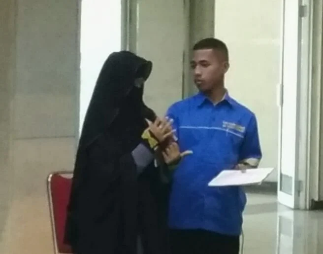 Seorang Wanita Bercadar Pimpin Nyanyikan Lagu Kebangsaan Indonesia Raya