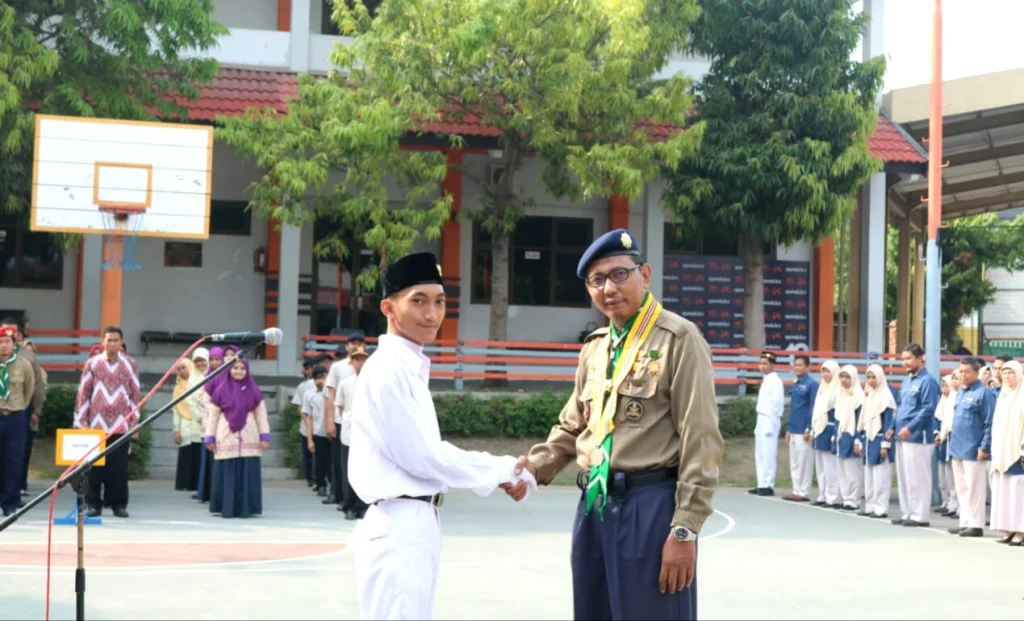 Gurunya Peserta Apel, Muridnya Jadi Petugas