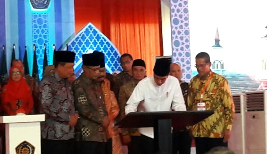 Enam Perguruan Tinggi Muhammadiyah Naik Kelas, SK Diserahkan Langsung Presiden Jokowi