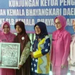 Siswi SLB Ini Persembahkan Karya Doodle Art “Polisi Sahabatku” untuk Istri Kapolda Jatim