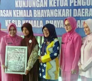 Siswi SLB Ini Persembahkan Karya Doodle Art “Polisi Sahabatku” untuk Istri Kapolda Jatim