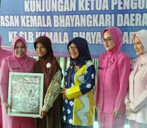 Siswi SLB Ini Persembahkan Karya Doodle Art “Polisi Sahabatku” untuk Istri Kapolda Jatim