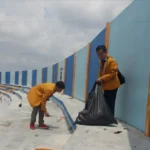 Operasi Sunyi Bersihkan Sampah Usai Hajatan Besar di Stadion Surajaya