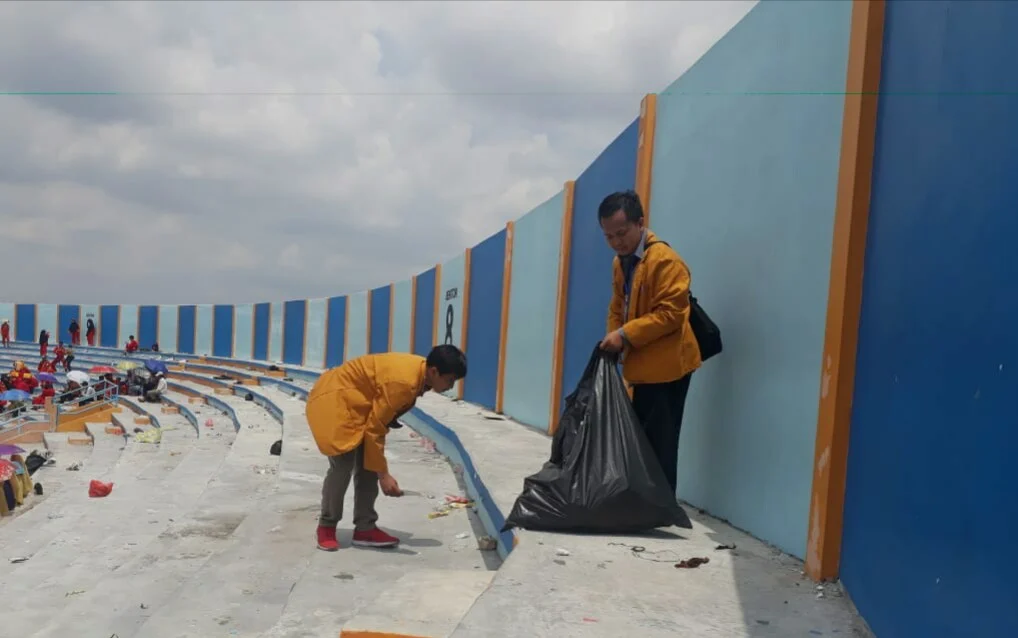 Operasi Sunyi Bersihkan Sampah Usai Hajatan Besar di Stadion Surajaya