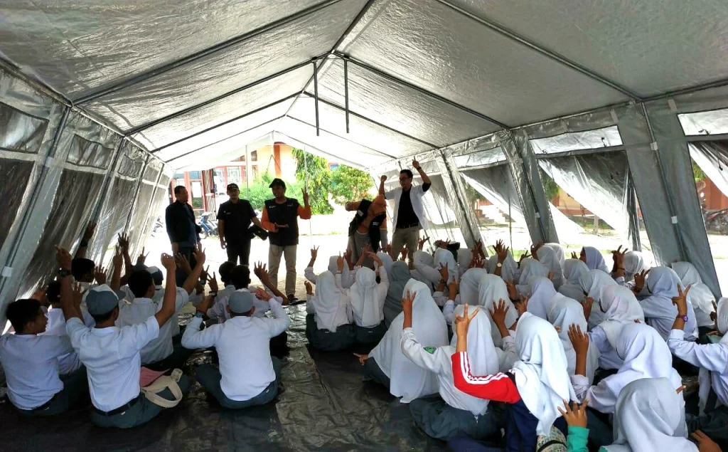 Relawan Muhammadiyah Berikan Penyuluhan Kesehatan di Sekolah Darurat SMKN 6 Palu