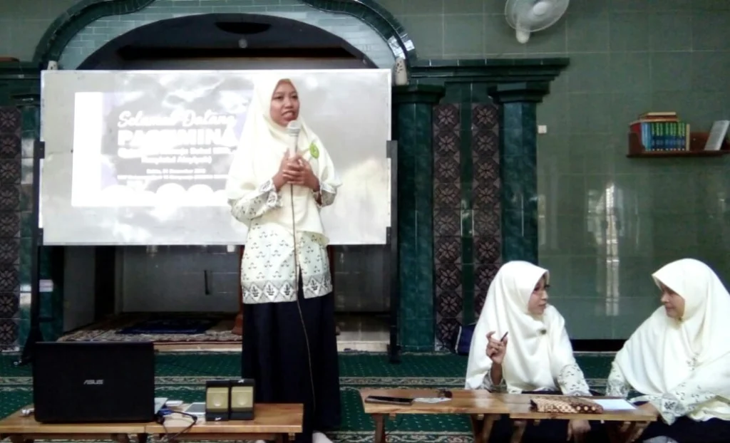 Pashmina Jadi Guest Teacher di Sekolah Pesisir