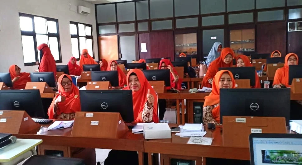 Agar Tak Tergantung Suami atau Anak saat Bikin Email, Ibu-Ibu Aisyiyah Ini Adakan Pelatihan Komputer