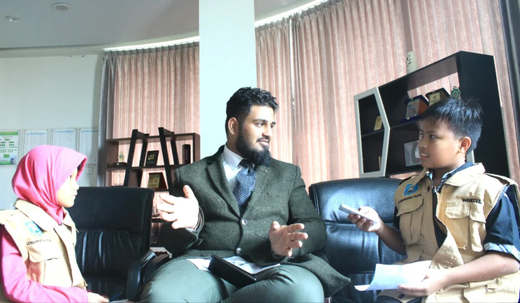 Kali Pertama Wawancarai Orang Asing dengan Bahasa Inggris, Begini Perasaan Wartawan Cilik SD Mudipat Surabaya