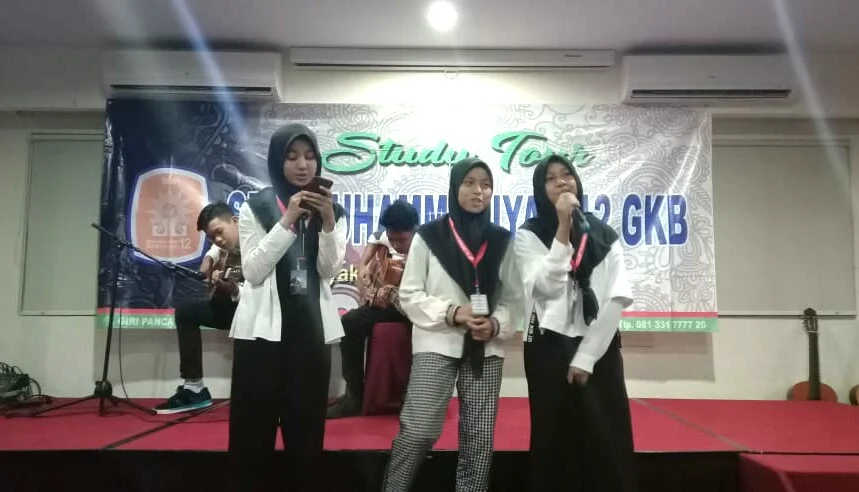 Bernyanyi setelah Dipacu Adrenalinnya, Gala Dinner Study Tour SMPM 12 GKB