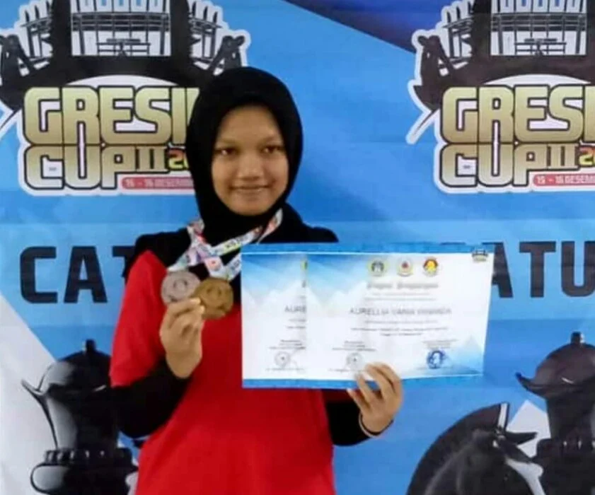 Menginap di Rumah Pelatih saat Latihan, Siswa SMPM 12 GKB Ini Boyong Dua Gelar Turnamen Catur Gresik Cup II