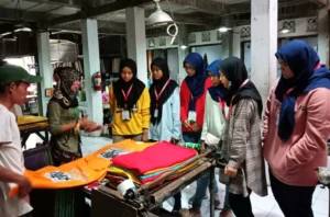 Kunjungi Jogja T-Shirt, Siswa SMPM 12 GKB Dapat Ilmu Baru Cara Bikin Kaos Berkualitas