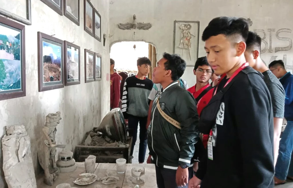 Siswa-Siswi Ini Terenyuh saat Kunjungi Museum Mini Sisa Hartaku